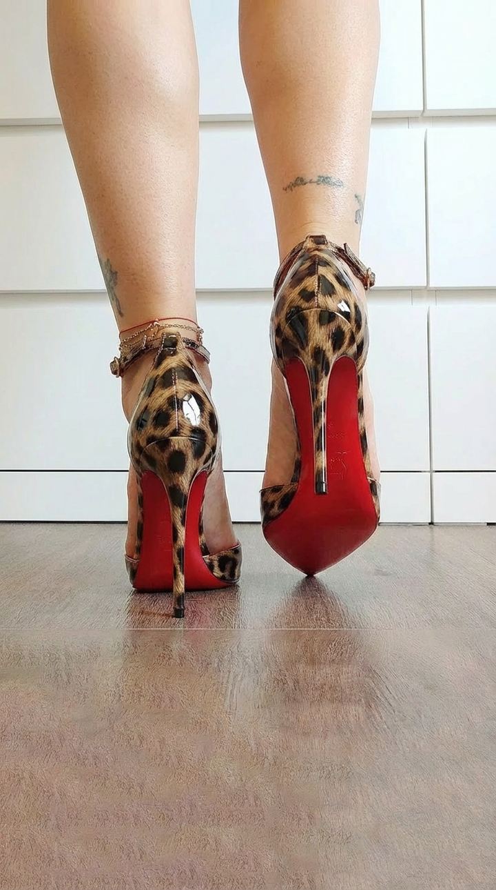 DÉCOLLETÉ MET DIERENPRINT EN RODE DETAILS