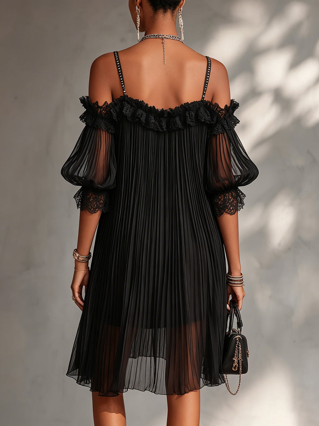 Vittoria | Mini jurk in zwart chiffon met blote schouders en kantafwerking