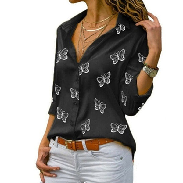 Neleia – Losvallende blouse met vlinderprint
