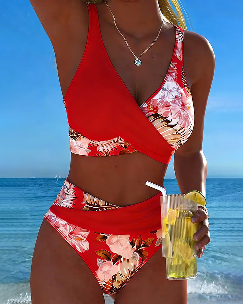 Bikini met contrasterende bloemenprint en split