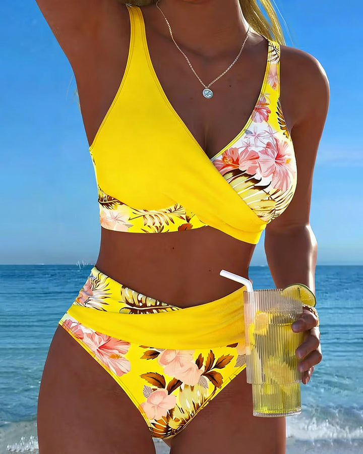 Bikini met contrasterende bloemenprint en split