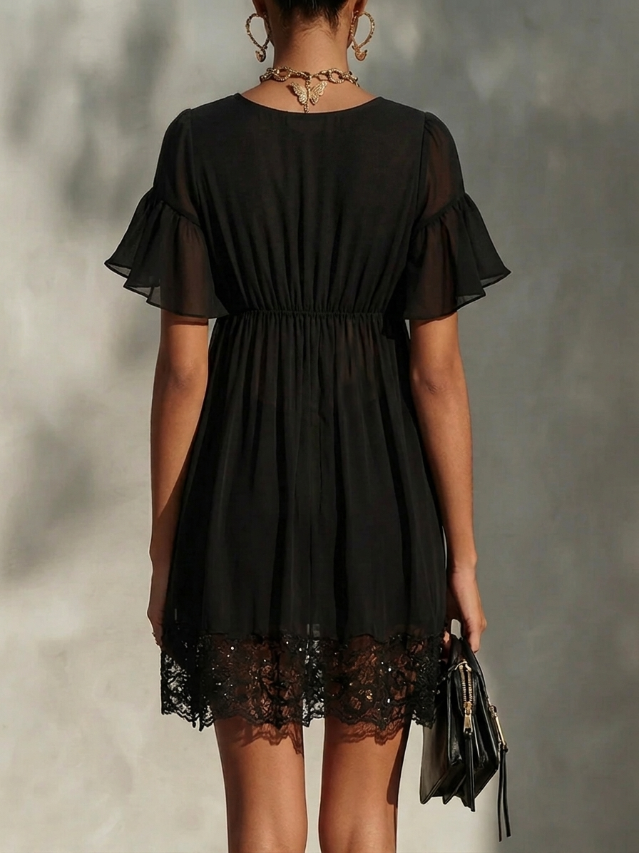 Arabella | Mini zwart jurkje met rits aan de voorkant, kant en volants