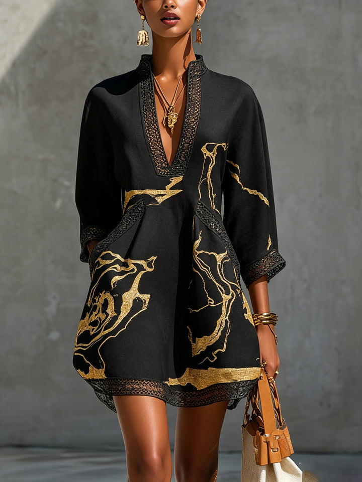 Donatella - Mini jurk in zwart met gouden marmerprint en haakwerk